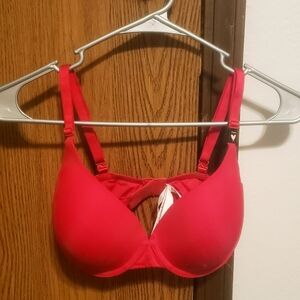 Victorias Secret 32DDD-NWOT...  RED padded bra, lace outer. Never worn.